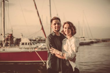 Romantik bir kavram. Yat kulübünün arka planında birbirine aşık genç bir çift. Gençlik Aşk Hikayesi