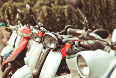 Mobiletleri kapatın. Scooter kiralama, açık hava otoparkı.