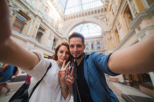 Genç Aşık Hipster Çift Şehirde Selfie Portresi Yapıyor Seyahat Konsepti — Stok fotoğraf