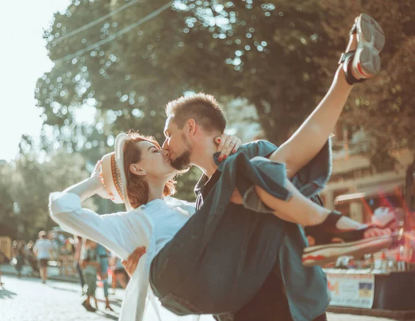 Alegre Casal Hipster Alegre Amor Beijando Uma Rua Cidade Conceito — Fotografia de Stock