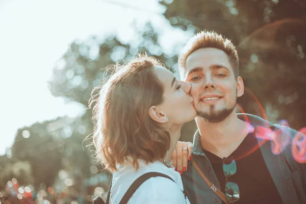 Alegre Casal Hipster Alegre Amor Beijando Uma Rua Cidade Conceito — Fotografia de Stock