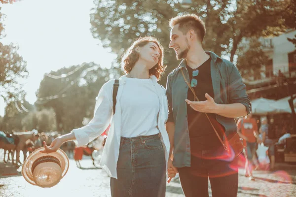 Romantik Gençlik Kavramı Genç Şık Hippi Bir Çift Şehirde Aşık — Stok fotoğraf