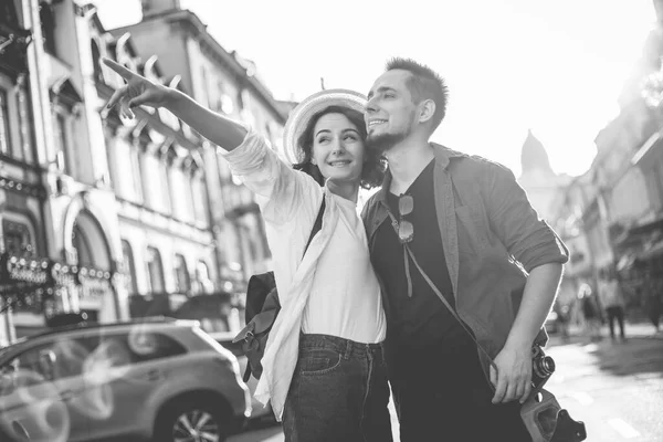 Jovem Feliz Casal Elegante Amantes Andando Cidade Dia Ensolarado Brilhante — Fotografia de Stock