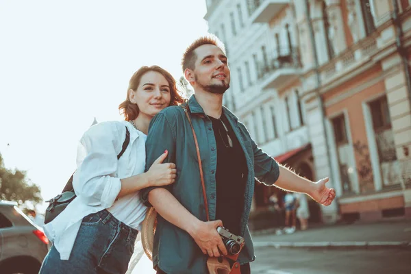 Jovem Casal Elegante Feliz Amantes Pegar Carro Cidade Conceito Carona — Fotografia de Stock