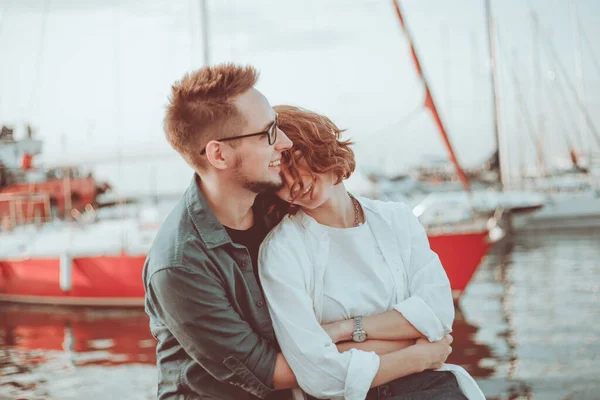 Amar Casal Alegre Amantes Sentados Banco Contra Fundo Clube Iates — Fotografia de Stock