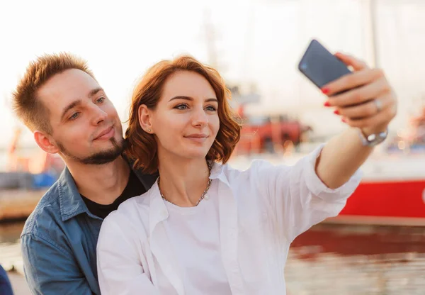 Jovem Casal Sorrindo Amor Faz Retrato Selfie Com Telefone Conceito — Fotografia de Stock