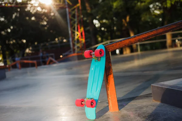 Juventude Skate Plástico Parque Skate Conceito Verão Juventude — Fotografia de Stock