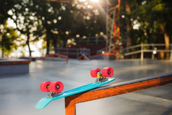 Jugend Plastik Skateboard Einem Skatepark Jugendsommerkonzept — Stockfoto