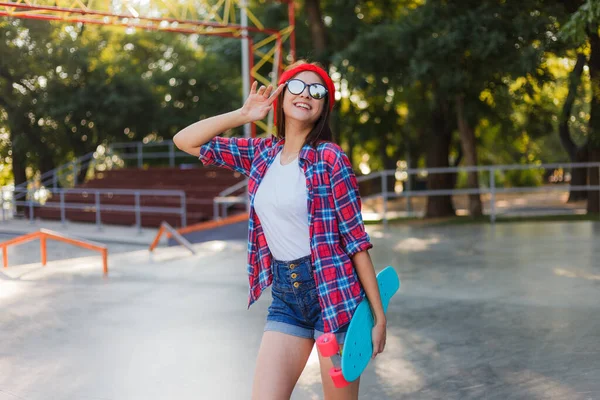 Ungdomsidrotten Ung Attraktiv Hipster Kvinna Bär Röd Rutig Skjorta Och — Stockfoto