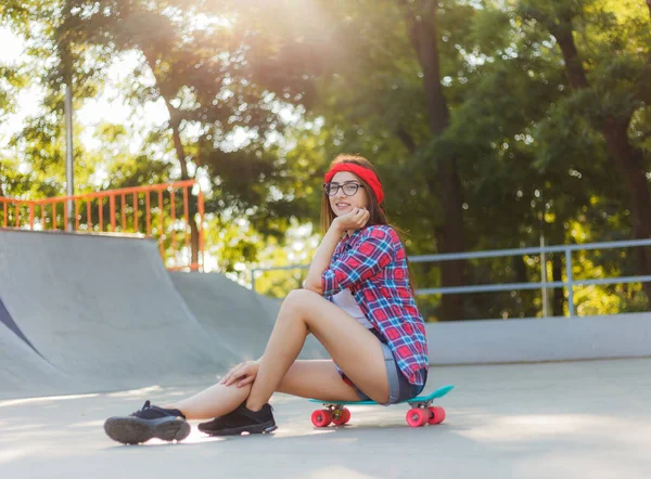 Mujer Joven Elegante Vestida Con Ropa Juvenil Sienta Monopatín Parque — Foto de Stock