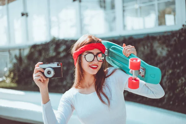 Retro Styl Léta Portrét Stylové Oblečené Mladé Ženy Skateboardem Filmovou — Stock fotografie