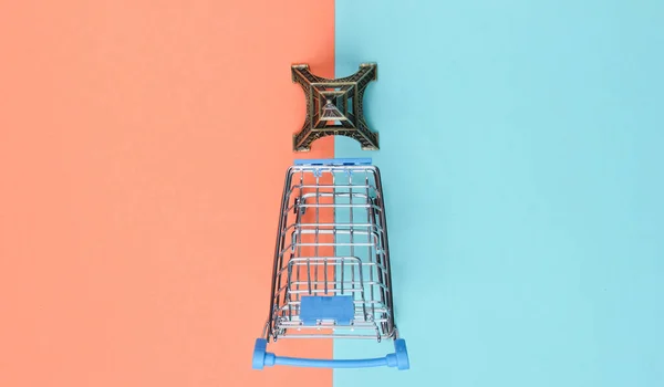 Shopping Paris Minimalistisches Konzept Einkaufswagen Eiffelturmfigur Auf Pastellfarbenem Hintergrund Ansicht — Stockfoto