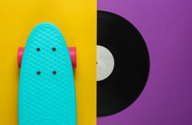 Mor sarı arka planda kruvazör panosu ve vinil plak. Gençlik nostaljisi. 80 'ler. Üst görünüm