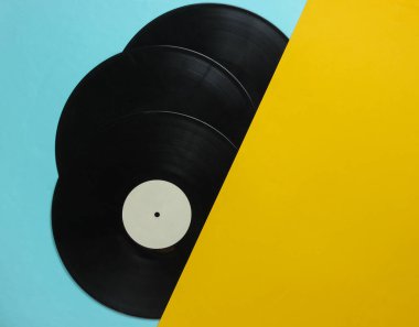 Mavi sarı arka planda vinil plakların yarısı. Retro Müzik Albümleri, 70 'ler. Üst görünüm