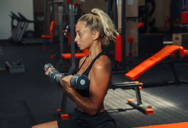 Joven Mujer Fitness Haciendo Levantamientos Pesas Para Bíceps Mientras Está — Foto de Stock