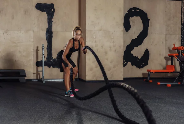 Spor Giyimli Genç Bayan Spor Salonunda Halatla Antrenman Yapıyor Şlevsel — Stok fotoğraf