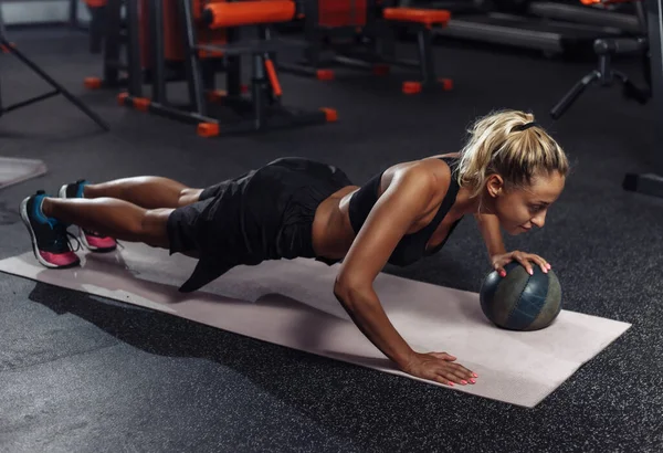 Joven Mujer Deportiva Atractiva Ropa Deportiva Está Practicando Flexiones Con — Foto de Stock