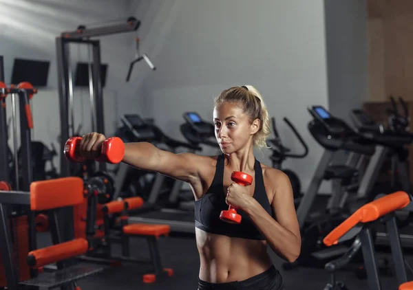 Mujer Ropa Deportiva Practicando Puñetazo Mano Con Mancuernas Gimnasio — Foto de Stock