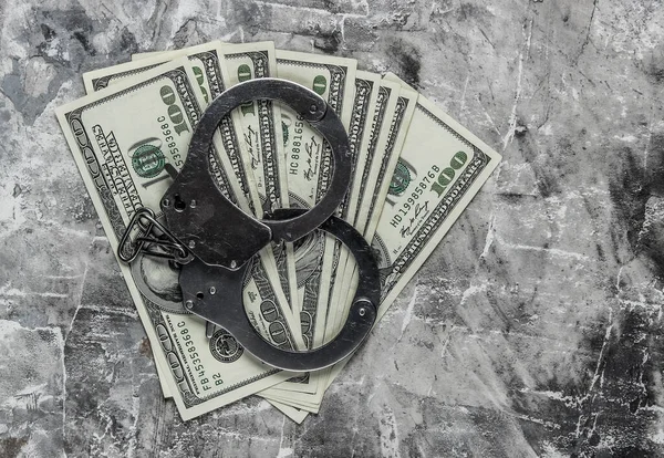 钢手铐和100美元的钞票的具体背景 腐败概念 — 图库照片