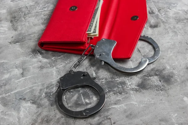 Esposas Acero Con Cartera Cuero Rojo Abierto Sobre Fondo Hormigón — Foto de Stock