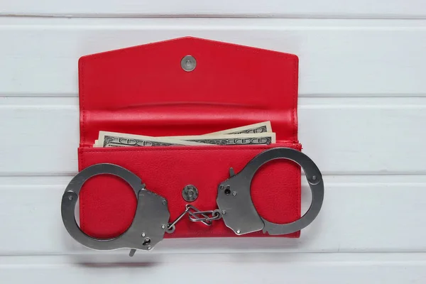 Stalowe Kajdanki Czerwonym Skórzanym Portfelem Białym Stole Kradzież Koncepcja Kryminalna — Zdjęcie stockowe
