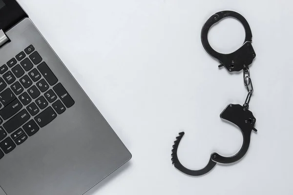 Cyberprzestępczość Cyfrowa Kradzież Online Laptop Stalowymi Kajdankami Białym Tle Widok — Zdjęcie stockowe