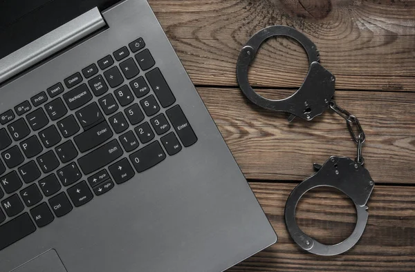 Cyberprzestępczość Cyfrowa Kradzież Online Laptop Stalowymi Kajdankami Drewnianym Stole Widok — Zdjęcie stockowe