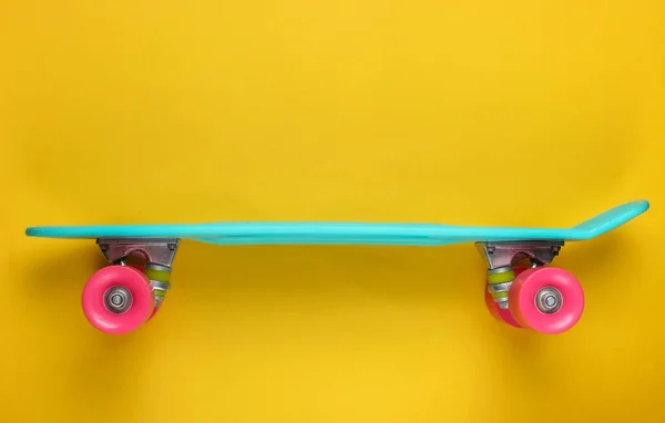 Plastik Mini Cruiser Board Auf Gelbem Hintergrund Pastellfarbentrend Sommerspaß Minimalistisches — Stockfoto