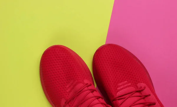 Yeşil Pembe Arka Planda Koşmak Için Şık Kırmızı Spor Ayakkabılar — Stok fotoğraf