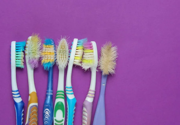 Velhas Escovas Dentes Usadas Fundo Roxo Conceito Cuidados Dentários Vista — Fotografia de Stock