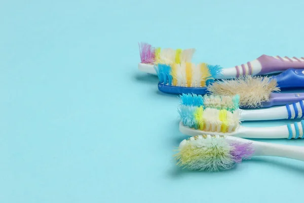 Velhas Escovas Dentes Usadas Fundo Azul Conceito Cuidados Dentários Vista — Fotografia de Stock