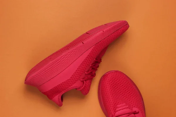 Kahverengi Arka Planda Koşmak Için Şık Erkek Kırmızı Spor Ayakkabıları — Stok fotoğraf