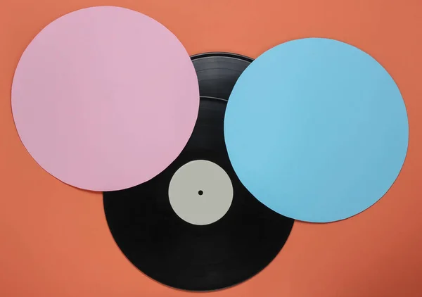 青ピンクの円を持つサンゴの色の背景にレトロなビニールレコード レトロなミニマリズム トップ表示 — ストック写真