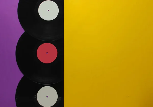 Moitiés Disques Vinyles Sur Fond Jaune Pourpre Albums Musique Rétro — Photo