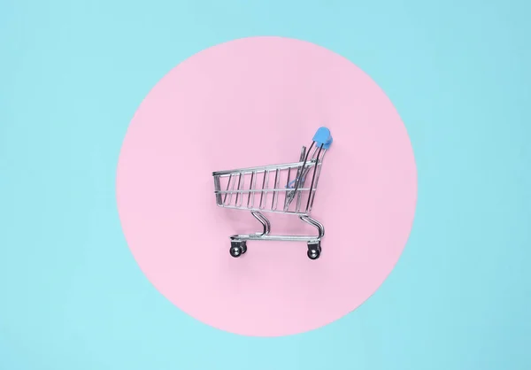Shopping Vagn Blå Bakgrund Med Rosa Pastell Cirkel Minimalistiskt Shoppingkoncept — Stockfoto