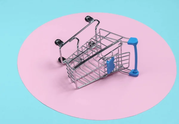 Shopping Vagn Blå Bakgrund Med Rosa Pastell Cirkel Minimalistiskt Shoppingkoncept — Stockfoto