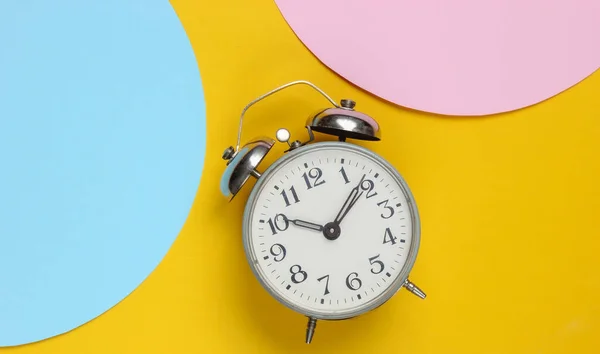 Reloj Despertador Retro Sobre Fondo Amarillo Con Círculos Pastel Azul —  Fotos de Stock