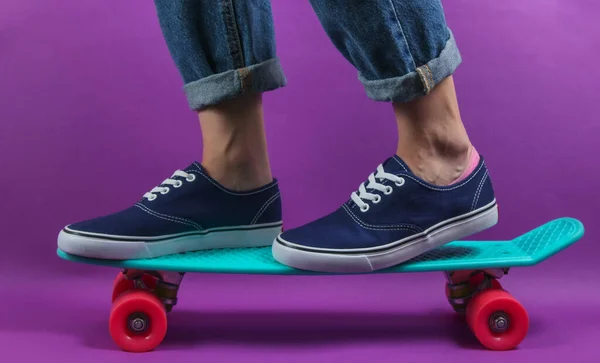 Conceito Hipster Juvenil Pernas Femininas Jeans Tênis Placa Cruzador Estúdio — Fotografia de Stock