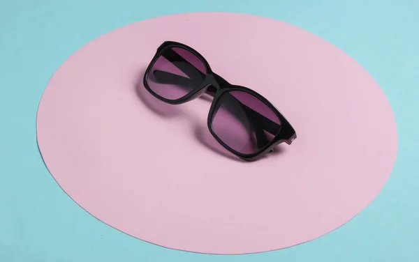 Gafas Sol Sobre Fondo Azul Con Círculo Pastel Rosa Minimalismo —  Fotos de Stock