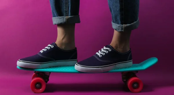 Concepto Hipster Juvenil Piernas Femeninas Jeans Zapatillas Deporte Cruiser Board —  Fotos de Stock