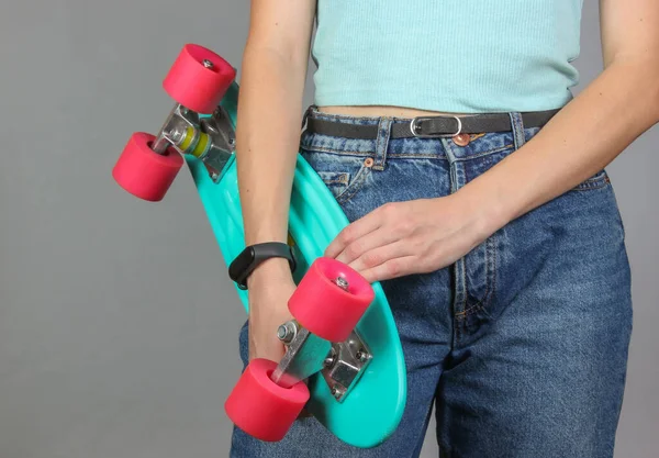 Joven Mujer Delgada Jeans Sostiene Una Tabla Patines Plástico Sus — Foto de Stock