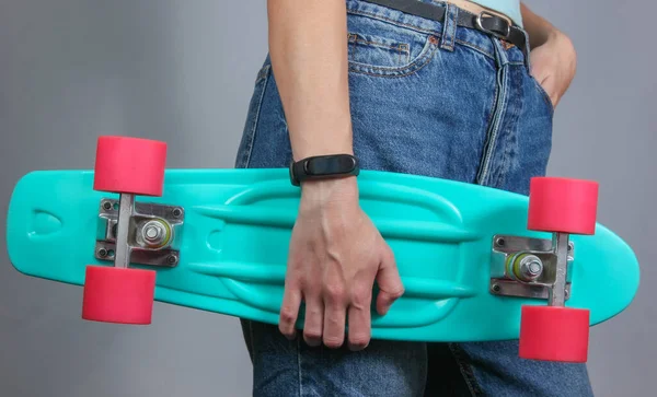 Jonge Slanke Vrouw Jeans Houdt Plastic Skate Board Haar Handen — Stockfoto