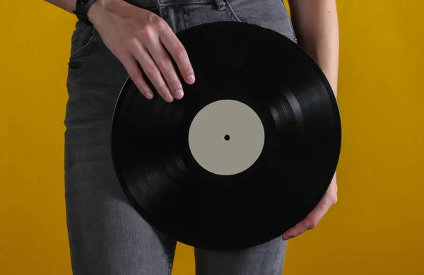 Mujer Jeans Con Registro Vinilo Sobre Fondo Amarillo Cortar Foto — Foto de Stock