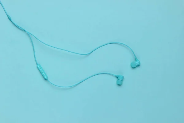 Kabelová Sluchátka Modrém Pozadí Zblízka Milovník Hudby — Stock fotografie