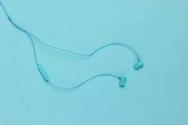 Earphone Kabel Pada Biru Latar Belakang Close Pencinta Musik — Stok Foto