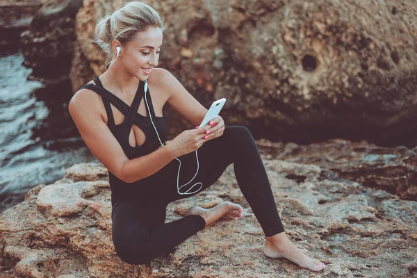 Jonge Slim Fit Vrouw Sportschoenen Luisteren Naar Muziek Oortelefoons Met — Stockfoto