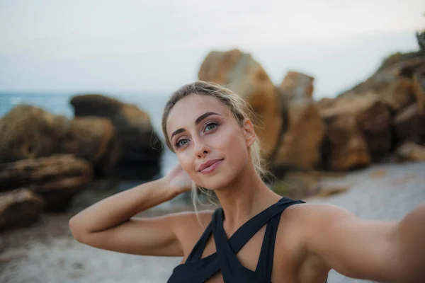 Selfie Portret Młodej Atrakcyjnej Blondynki Stroju Kąpielowym Dzikiej Plaży — Zdjęcie stockowe