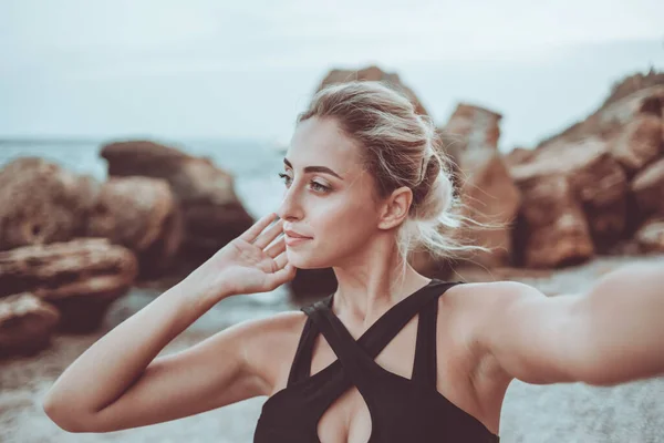 Selfie Retrato Jovem Mulher Loira Atraente Maiô Praia Selvagem — Fotografia de Stock