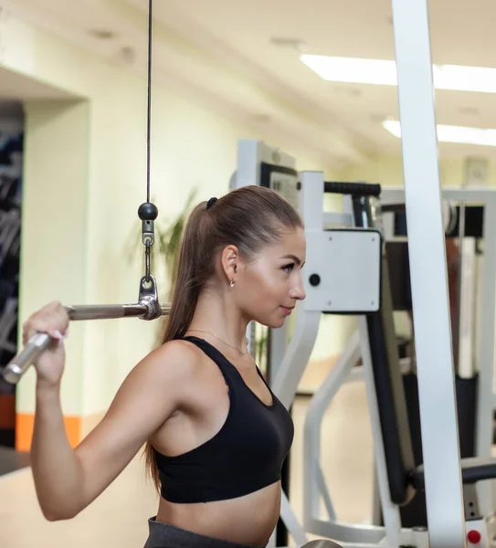 Mulher Ajuste Atraente Jovem Está Treinando Máquina Exercícios Ginásio Tração — Fotografia de Stock