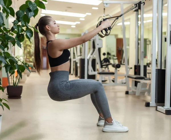 Mujer Slim Fit Está Entrenando Con Correas Fitness Sala Gimnasio — Foto de Stock